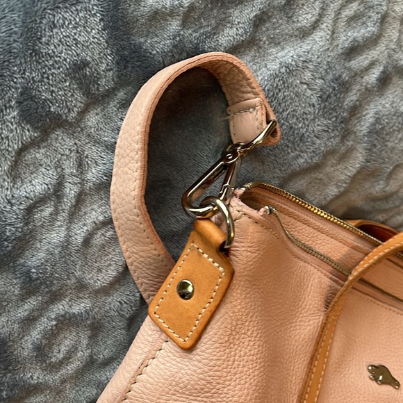 Gorgeous genuine leather Roots bag in light dusty pink - Picture 10 of 10